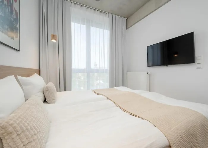 Beautiful White - Beige Apartment With Balcony In Wroclaw By Noclegi Renters