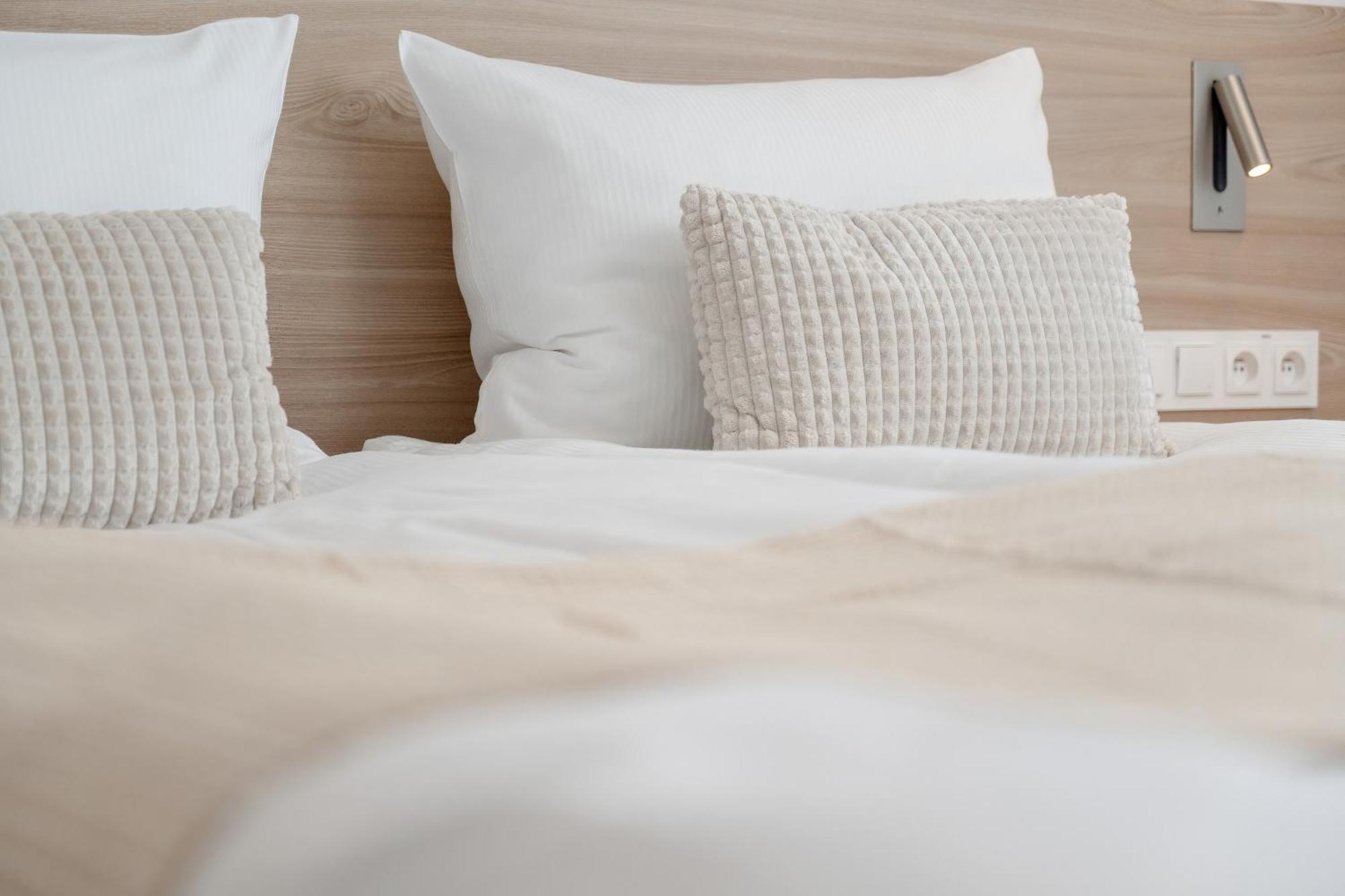 Beautiful White - Beige With Balcony In By Renters Apartamento Breslavia