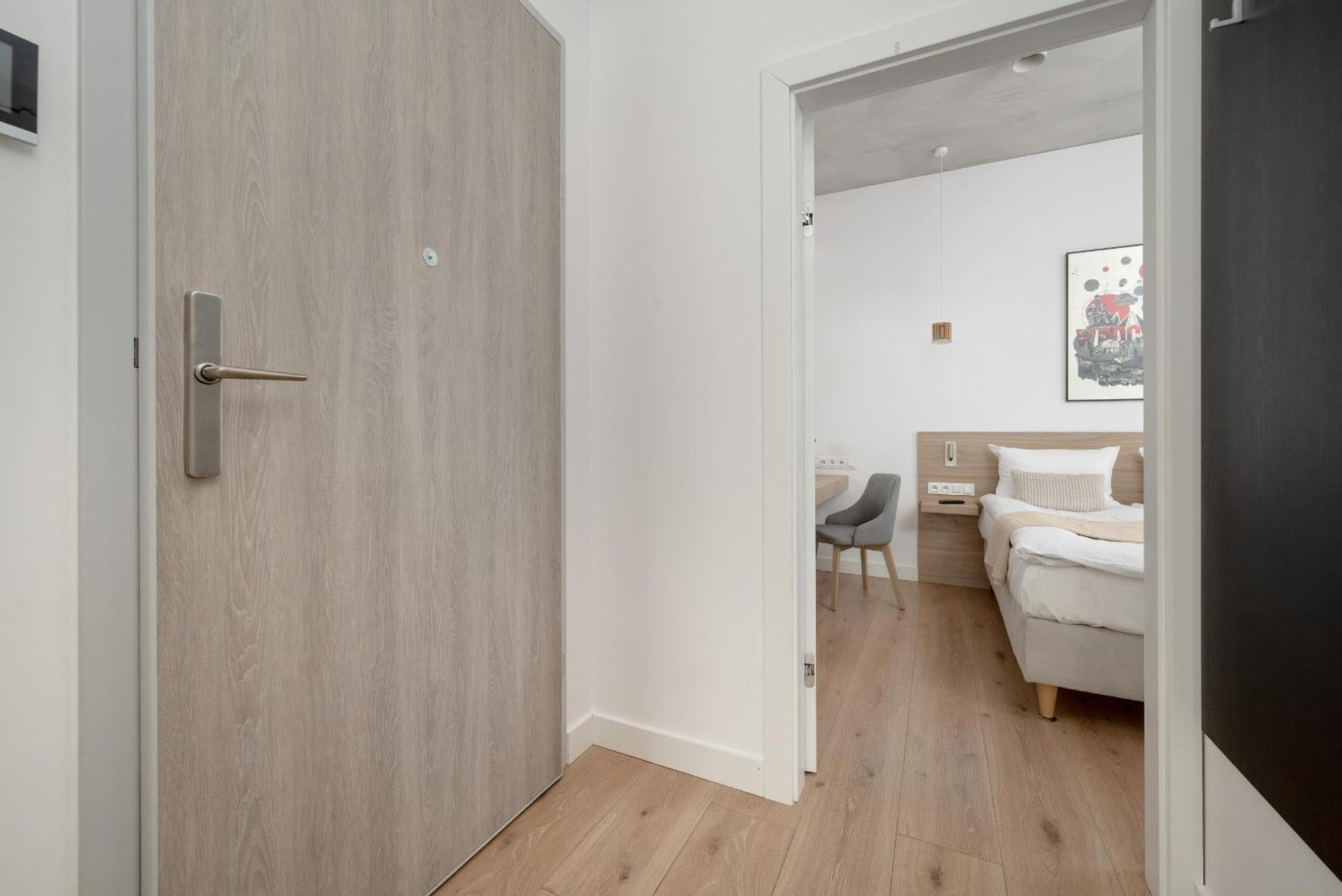 Beautiful White - Beige With Balcony In By Renters