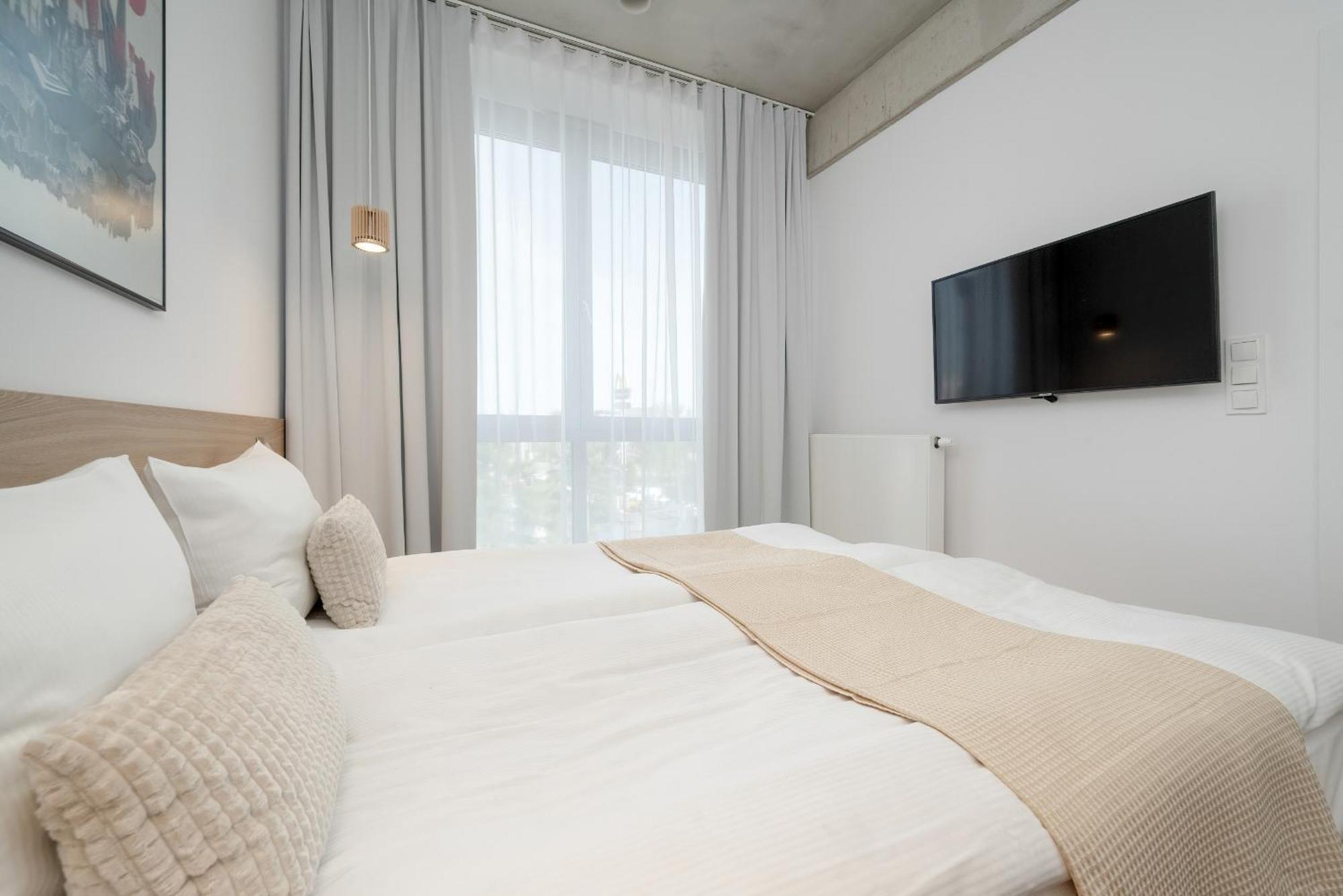 Beautiful White - Beige With Balcony In By Renters Apartment Breslau