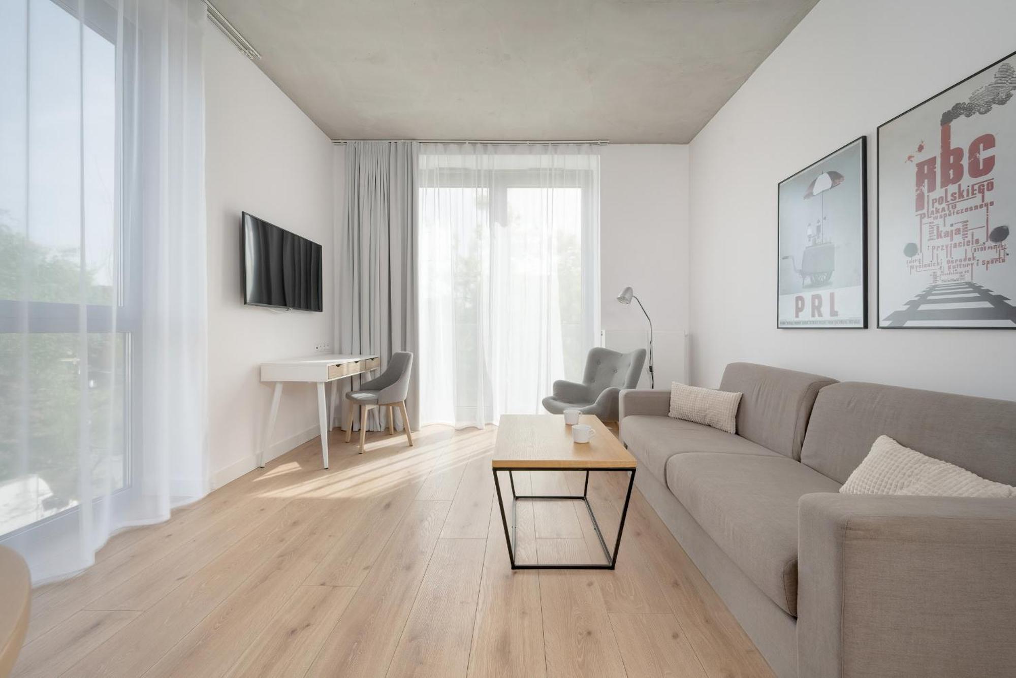 Beautiful White - Beige With Balcony In By Renters Breslau